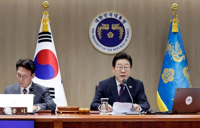 이재명 대통령이 지난 4일 국회를 통과한 31조8000억원 규모 제2차 추가경정예산(추경)안을 5일 국무회의에서 심의·의결했다. 사진은 이 대통령이 5일 서울 용산 대통령실 청사에서 열린 국무회의에서 발언하는 모습. /사진=뉴시스