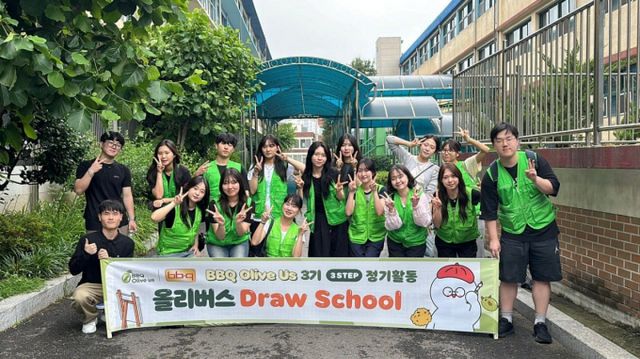 BBQ의 대학생 봉사단 '올리버스' 3기가 서울 구로구에 위치한 공립 구로초등학교를 방문해 내부 벽화 그리기 봉사활동을 진행했다. /사진=제너시스BBQ