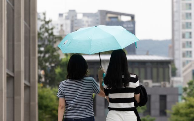 오는 6일 중부지방과 남부지방은 대체로 흐린 날씨를 보이지만 폭염은 계속될 것으로 전망된다. 사진은 지난 4일 서울 서초구 서울중앙지방검찰청에서 우산을 쓴 시민들이 지나가는 모습. /사진=뉴시스