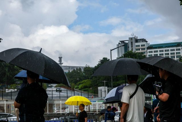 6일 중부지방과 남부지방은 대체로 흐린 날씨를 보일 것으로 관측된다. 사진은 지난 1일 서울 용산구 전쟁기념관 인근에서 내린 소나기에 시민들이 우산을 쓴 모습. /사진=뉴시스