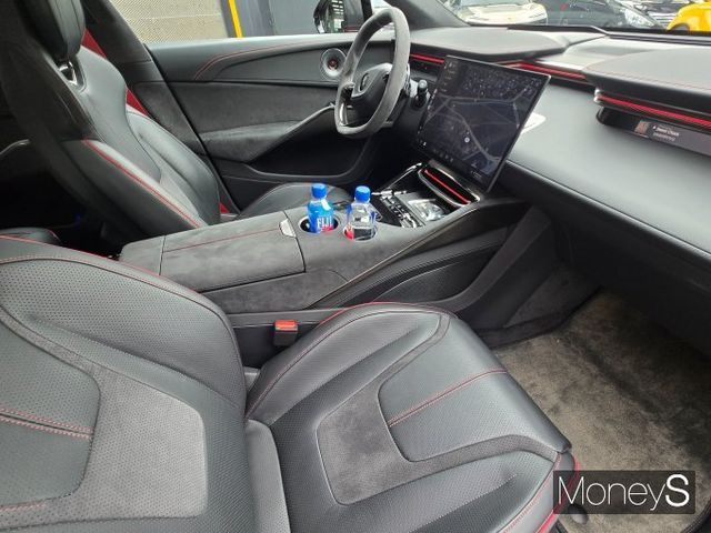 엘레트라R는 패밀리카로 활용하면서 스포츠카의 매력도 느낄 수 있는 모델이다. /사진=김이재 기자