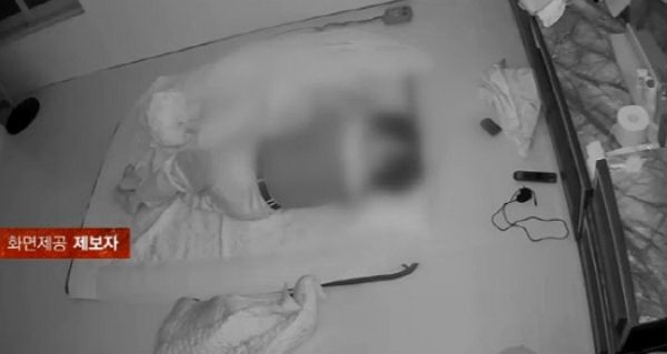 치매를 앓고 있는 80대 여성이 마을 주민에게 성폭력을 당했다는 충격적인 사연이 전해졌다. 사진은 80대 노인 옆에 누워 있는 이웃 주민의 모습. /사진=JTBC '사건반장' 캡처