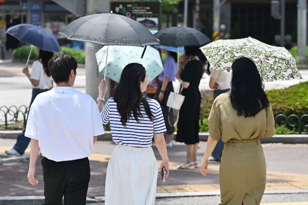 오는 7일은 낮 최고기온이 37도까지 올라 덥겠다. 사진은 광주지역에 폭염특보가 8일째 이어지고 있는 지난 4일 오후 광주 북구청 사거리에서 시민들이 양산을 쓴 채 걷고 있는 모습. /사진=뉴시스
