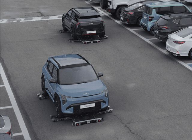 기아 EV3를 주차로봇이 발레 파킹하는 영상이 세계에서 주목 받고 있다. 사진은 해당 영상 캡처. /사진=현대차그룹