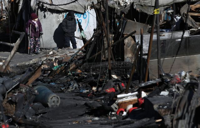 6일 오후 3시쯤 서울 강남구 구룡마을에서 발생한 화재가 1시간 30분만에 완진됐다. 사진은 2023년 1월 25일 구룡마을에서 주민이 화재로 사라진 집터를 둘러보고 있는 모습으로 이번 화재와 관련이 없다. /사진=뉴스1 구윤성 기자