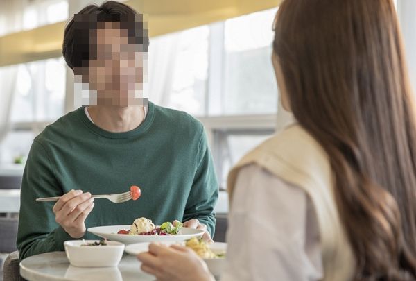 10살 연상 남자친구와 밥값 때문에 싸웠다는 여성의 사연이 전해졌다. 사진은 기사의 이해를 돕기 위한 자료 사진. /사진=클립아트코리아