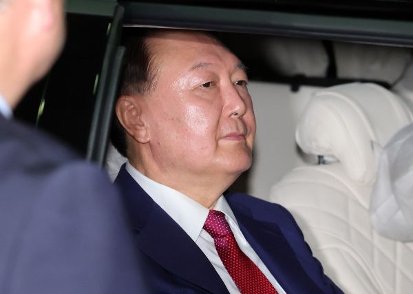 조은석 내란 특검팀이 윤석열 전 대통령에 대한 구속영장을 청구하자, 윤 전 대통령 측이 무리한 청구라고 반발했다. 사진은 윤석열 전 대통령이 지난 5일 오후 서울 서초구 서울고등검찰청에 마련된 내란특검 사무실에서 2차 대면 조사를 마친 뒤 귀가하고 있는 모습. /사진=뉴시스
