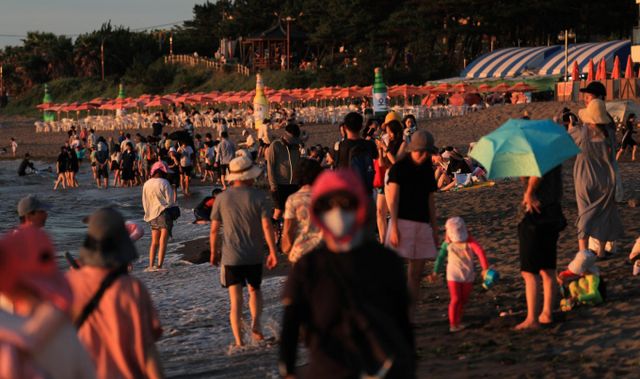 전국에 폭염특보가 발효 중인 가운데 중국 남부 해상에서 발생한 4호 태풍 '다나스'가 북상하면서 더운 바람이 불어와 찜통더위가 심해지겠다.사진은 폭염이 기승을 부린 지난 6일 오후 해가 저문 제주시 이호테우해수욕장에 피서객들이 해변에 남아 바닷바람을 맞으며 더위를 식히고 있는 시민. /사진=뉴스1