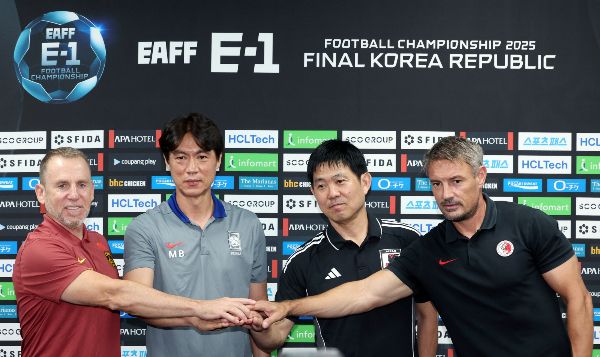 2025 동아시아축구연맹 E1 챔피언십이 개막한다. 사진은 홍명보 감독을 비롯한 각국 감독들이 지난 6일 오후 경기도 용인미르스타디움에서 열린 2025 동아시아축구연맹(EAFF) E-1 챔피언십 남자부 공식 기자회견에서 손을 맞대며 선전을 다짐하고 있는 모습. 사진 왼쪽부터 중국 데얀 주르예비치 감독, 대한민국 홍 감독, 일본 모리야스 하지메 감독, 홍콩 애슐리 웨스트우드 감독. /사진=뉴스1