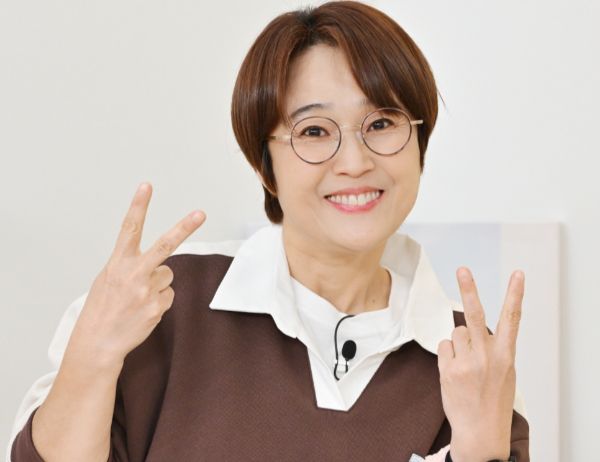 개그우먼 송은이의 법인 사옥 시세가 5년 만에 약 70억원이 올랐다. 사진은 개그우먼 송은이가 지난 4월2일 오전 온라인으로 진행된 KBS 2TV 예능 '옥탑방의 문제아들' 제작발표회에 참석해 포즈를 취하고 있는 모습. /사진=스타뉴스(KBS 제공)