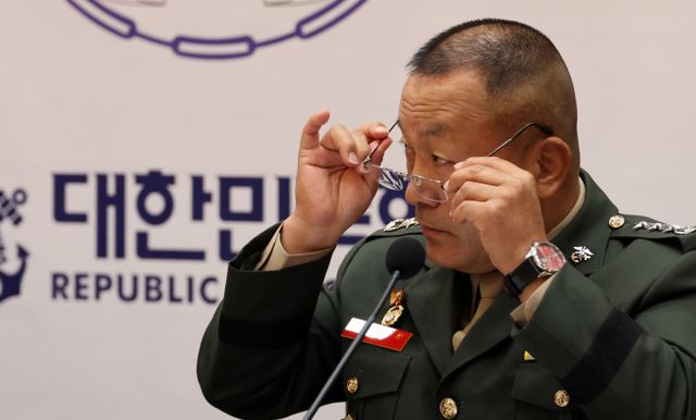 해병대원 순직사건 관련 의혹을 수사하는 이명현 특별검사팀이 금주 김계환 전 해병대사령관을 피의자 신분으로 불러 조사한다. 사진은 지난해 10월 충남 계룡대에서 열린 국회 국방위원회의 해군본부에 대한 국정감사에서 안경을 고쳐쓰고 있는 김계환 전 해병대사령관. /사진=뉴시스