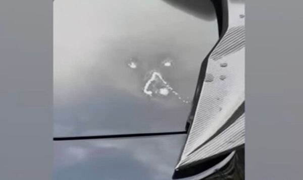 모르는 남성이 자기 차에 초강력 접착제를 뿌려 황당하다는 남성의 사연이 전해졌다. 사진은 초강력 접착제가 묻은 제보자 차 모습. /사진=JTBC '사건반장' 캡처