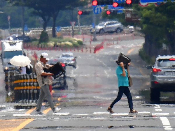 7일은 낮 최고기온이 37도까지 올라 매우 덥겠다. 사진은 경북 포항시 전역에 폭염특보가 발령 중인 지난 6일 포스코 포항제철소로 들어가는 도로에서 열기가 뿜어져 나오고 있는 모습. /사진=뉴스1