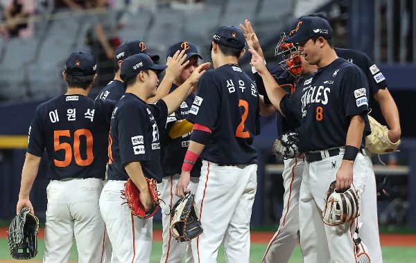 프로야구 한화 이글스가 전반기 1위를 확정했다. 사진은 지난 4일 오후 서울 구로구 고척스카이돔에서 열린 프로야구 '2025 신한 SOL뱅크 KBO 리그' 한화 이글스와 키움 히어로즈의 경기에서 2대1로 승리한 한화 선수들이 기쁨을 나누고 있는 모습. /사진=뉴스1