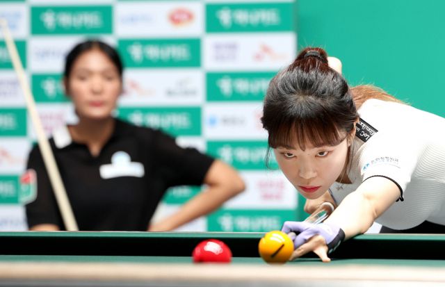 데뷔 첫 우승에 도전한 김보라가 스롱 피아비에 패하며 준우승에 그쳤다. 사진은 6일 경기 고양 킨텍스 PBA스타디움에서 열린 2025-26시즌 2차투어 하나카드 PBA-LPBA 챔피언십 2025-26 LPBA 결승전에 출전한 김보라의 모습. /사진=프로당구협회(PBA) 제공