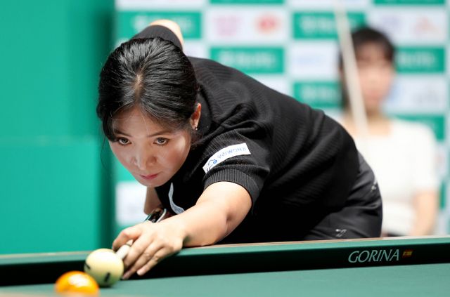 스롱 피아비가 김보라를 꺾고 8번째 우승 트로피를 들어올렸다. 사진은 6일 경기 고양 킨텍스 PBA스타디움에서 열린 2025-26시즌 2차투어 하나카드 PBA-LPBA 챔피언십 2025-26 LPBA 결승전에 출전한 스롱의 모습. /사진=프로당구협회(PBA) 제공