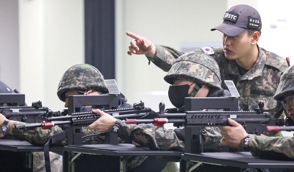 송창식이 '사랑이야' 노래를 감옥에서 썼다고 말했다. 사진은 기사의 이해를 돕기 위한 육군 제51보병사단의 2025년 첫 예비군훈련이 실시된 지난 3월6일 경기 화성시 수원·화성·오산과학화예비군훈련장에서 예비군들이 영상모의 사격, 시가지 전투 등 훈련을 받고 있는 모습. /사진=뉴스1(경기사진공동취재단)