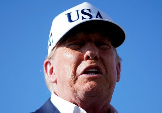 트럼프 대통령은 관세 부과와 관련한 서한을 7일 발송할 예정이라고 밝혔다. 사진은 지난 6일(현지시각) 미국 뉴저지주 모리스타운의 모리스타운 공항에 도착해 기자들에게 연설하는 도널드 트럼프 미국 대통령. /사진=로이터