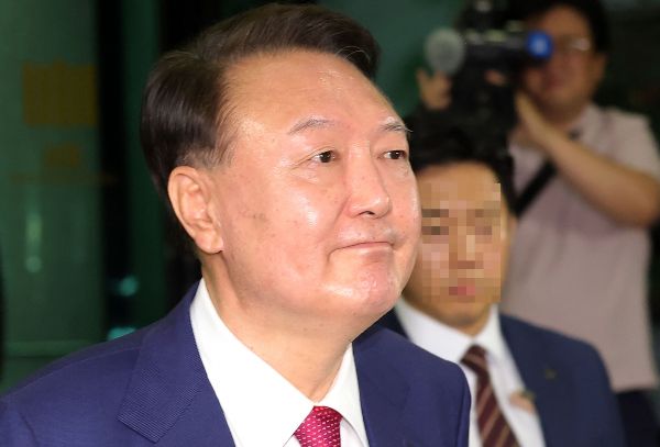 윤석열 전 대통령이 내란특검의 2차 소환 조사를 마치고 귀가했다. 사진은 윤석열 전 대통령이 지난 5일 오후 서울 서초구 서울고등검찰청에 마련된 내란특검 사무실에서 2차 대면 조사를 마친 뒤 귀가하고 있는 모습. /사진=뉴시스