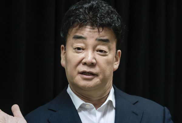 백종원 더본코리아 대표가 '농약 분무기' 위생 논란과 관련해 "식품의약품안전처가 엄중한 조사를 했다"고 해명했지만, 식약처는 "사실무근"이라고 반박했다. 사진은 백종원 더본코리아 대표가 지난 3월28일 서울 서초구의 한 회의공간에서 열린 더본코리아 주주총회에서 취재진의 질문에 답하고 있는 모습. /사진=뉴시스