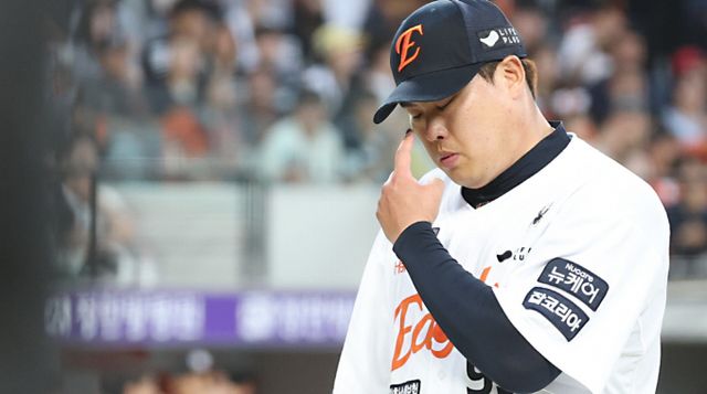 지난 6월5일 대전 한화생명볼파크에서 열린 '2025 신한 SOL 뱅크 KBO리그' 프로야구 한화이글스 대 kt위즈 경기에서 4회초 2사 만루에서 한화 류현진이 마운드를 내려오고 있다. 사진=뉴스1 김기남 기자