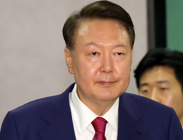 내란특검이 직권남용 등의 혐의로 윤석열 전 대통령에 대한 구속영장을 청구했다. 사진은 윤 전 대통령이 지난 5일 오후 서울 서초구 서울고등검찰청에 마련된 내란특검 사무실에서 2차 대면 조사를 마친 뒤 귀가하고 있는 모습. /사진=뉴시스