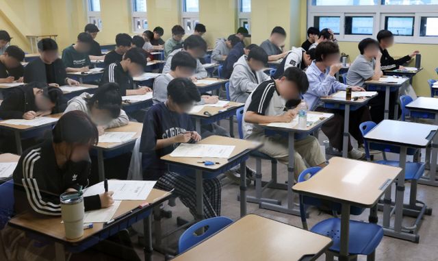 2026학년도 대학수학능력시험이 오는 11월13일 치러진다. 사진은 재수생들이 2026학년도 대학수학능력시험 6월 평가원 모의고사 시행일인 지난달 4일 오전 서울 양천구 종로학원 고사실에서 문제를 풀고 있는 모습. /사진=뉴스1(공동취재)