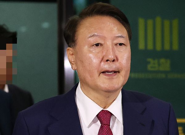 조은석 내란 특검팀이 윤석열 전 대통령의 구속영장에 '윤 전 대통령이 대통령경호처의 체포영장 저지를 지시한 배후 공범'이라고 적시했다. 사진은 윤석열 전 대통령이 지난 5일 오후 서초구 서울고등검찰청에서 내란특검 2차 대면조사를 받은 뒤 청사를 나서고 있는 모습. /사진=뉴스1