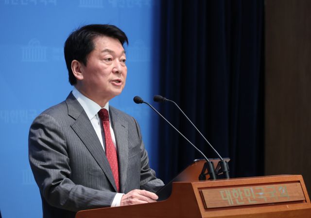 안철수 국민의힘 의원이 8일 서울 여의도 국회에서 당 혁신위원장 직을 거부하고 8월 예정된 전당대회에서 당대표직에 도전하겠다고 선언했다. 사진은 지난 4월27일 안철수 국민의힘 의원이 서울 여의도 국회 소통관에서 지지 호소를 촉구하는 기자회견을 하고 있는 모습. /사진=뉴시스