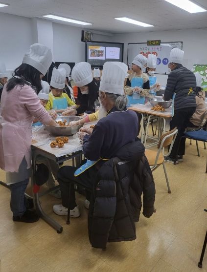 공부잘하는 독서학교 지역아동센터, 수원시 권선구 서둔동 어르신들과 행복나눔 요리활동 진행