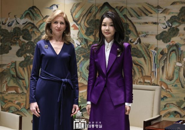 11월 8일 김건희 여사는 마타렐라 이탈리아 대통령과 함께 한국을 국빈 방문 중인 라우라 마타렐라 영애와 환담을 나눴다.