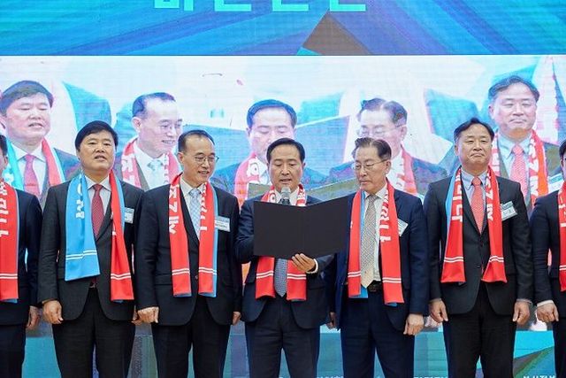 포럼 주요 인사들이 비전선언을 하고 있다