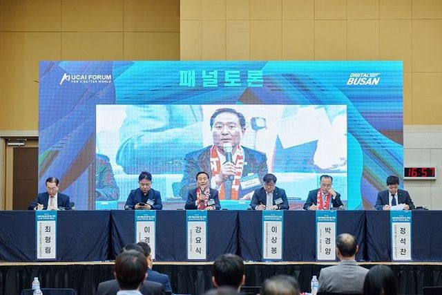 서울디지털재단 강요식 이사장 등 포럼 주요 관계자들이 패널토론을 진행하고 있다