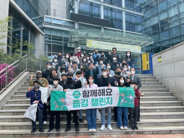 광명시 광명도서관은 ‘지구의 날’을 기념하여 지난 22일 ‘줍깅 챌린지’ 봉사활동을 실시했다.