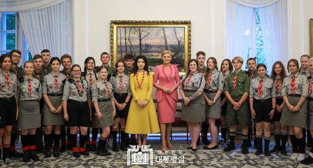 7월 13일 김건희 여사는 아가타 콘하우저-두다 여사와의 친교 만남을 가졌다.