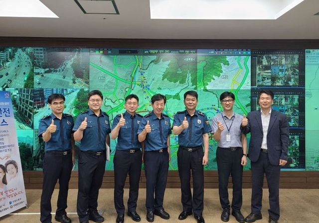 안양시는 스마트도시통합센터와 112종합상황실과의 협력체계 구축을 추진하고 있다. 지난 25일 경기남부경찰청 최기영 경무부장, 박기성 112관리팀장 등 관계자가 협력체계 구축을 위해 안양시 스마트도시통합센터를 방문했다.(왼쪽에서 세 번째 경기남부경찰청 박기성 112관리팀장, 다섯 번째 경기남부경찰청 최기영 경무부장, 여섯 번째 윤정호 안양시 스마트도시정보과 보좌관)