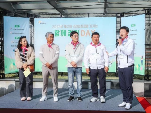 무대 인사 중인 화성시의회 의원들