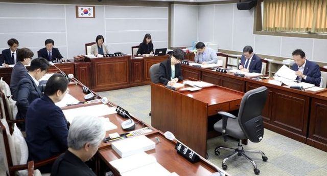 수원특례시의회 기획경제위원회, 조례안 등 안건심사