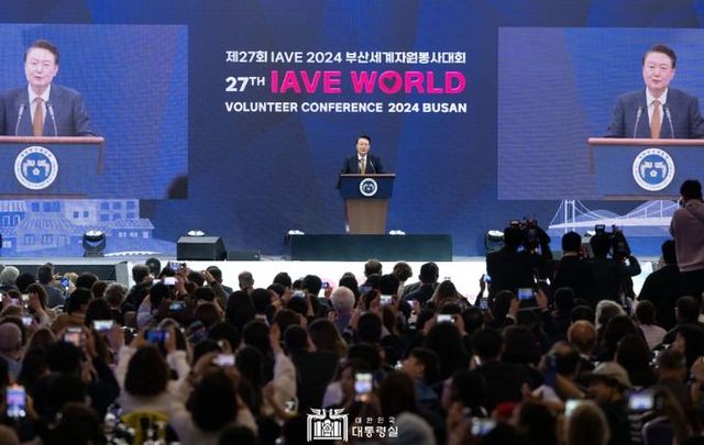 10월 22일 윤석열 대통령은 부산광역시에서 개최된 「제27회 IAVE 2024 부산세계자원봉사대회」에 참석해 전 세계 90여 개국 800여 명의 자원봉사자를 격려하고 대회 개최를 축하했다