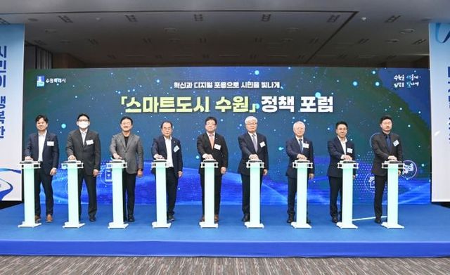 김현수 제1부시장(가운데) 등 참석자들이 함께하고 있다.