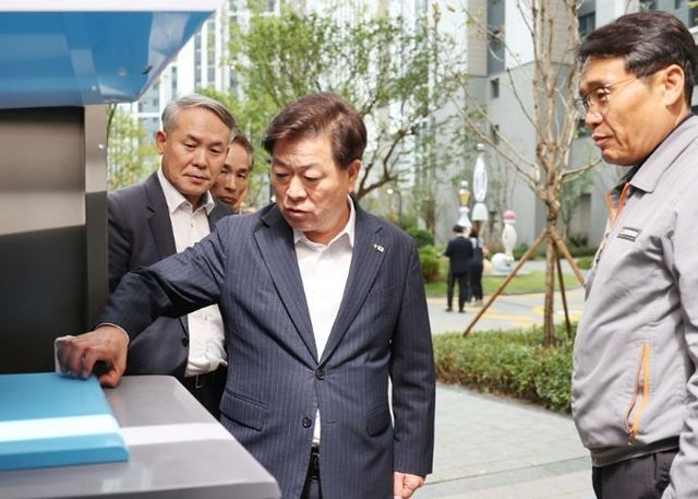 박승원 광명시장이 지난 22일 오후 준공을 앞둔 광명제10R구역 재개발정비사업 현장을 점검했다. 사진은 박승원 광명시장(가운데)이 광명제10R구역 재개발정비사업 호반써밋그랜드에비뉴 아파트 단지 내 시설을 점검하는 모습.