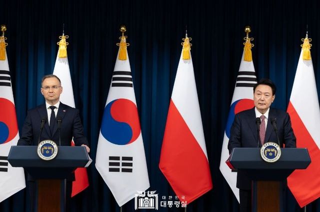 10월 24일 윤석열 대통령은 안제이 두다 폴란드 대통령과 공동언론발표를 했다.
