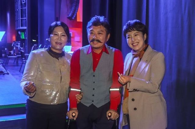 지난 22일 열린 ‘김동규의 10월 愛 어느 멋진 날에’ 공연에서 김은혜 국회의원(우), 김동규 교수(중앙), 이혜임 미존테크 대표(좌)가 기념 촬영을 하고 있다.(사진=미존테크)