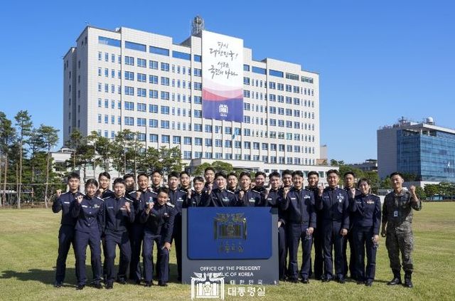 10월 25일 윤석열 대통령은 용산 대통령실에 견학 온 공군사관학교 생도들을 '깜짝 격려' 했다.
