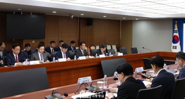 10월 27일 대통령실은 성태윤 정책실장, 김태효 국가안보실 1차장 공동 주재로 안보·경제 상황점검회의를 개최해 이스라엘의 이란 공격 상황과 관련해서 우리 안보와 경제에 미치는 영향을 점검하고 대응 방향을 논의했다.