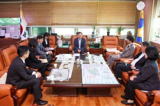 안산시의회 의원들이 지난 25일 시의회를 방문한 주한중국대사관 총영사 일행을 접견했다.