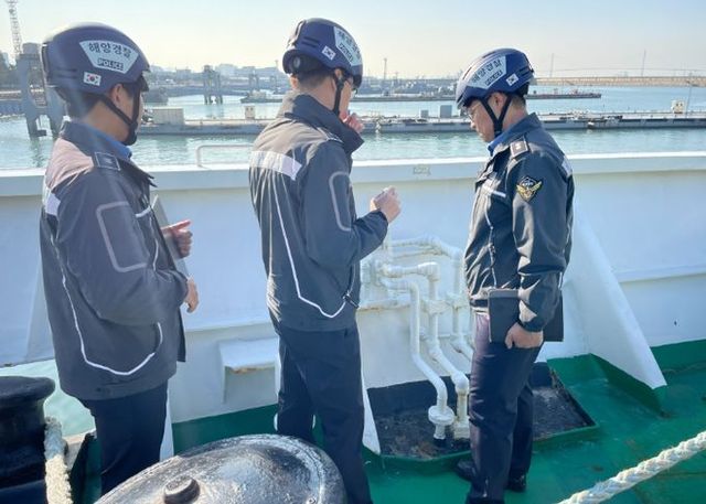 경비함정을 점검 중인 서특단 장비관리운영과장과 해양경찰관들