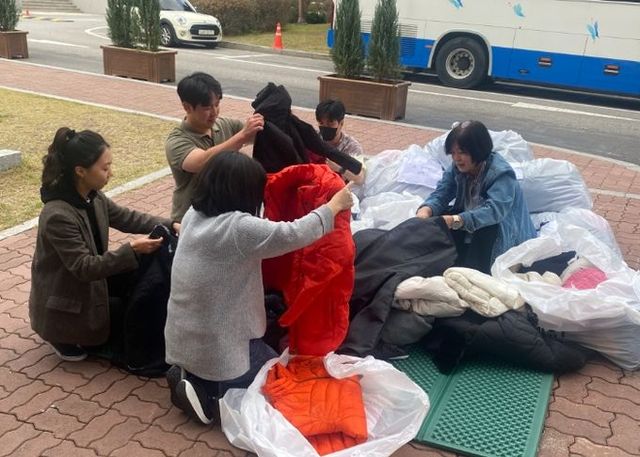 과천 시민들, 우리나라에서 첫 겨울 맞는 외국인 이웃 위해 겨울외투 110벌 모아 기부해
