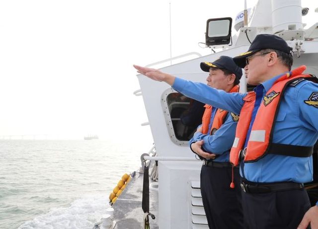 인천대교 인근에서 안전관리 현장점검 중인 중부해경청장