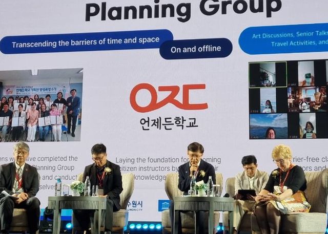 현근택 수원시 제2부시장(오른쪽 3번째)이 유네스코 아세안+3 학습도시 콘퍼런스에서 수원시의 평생학습 정책을 소개하고 있다.